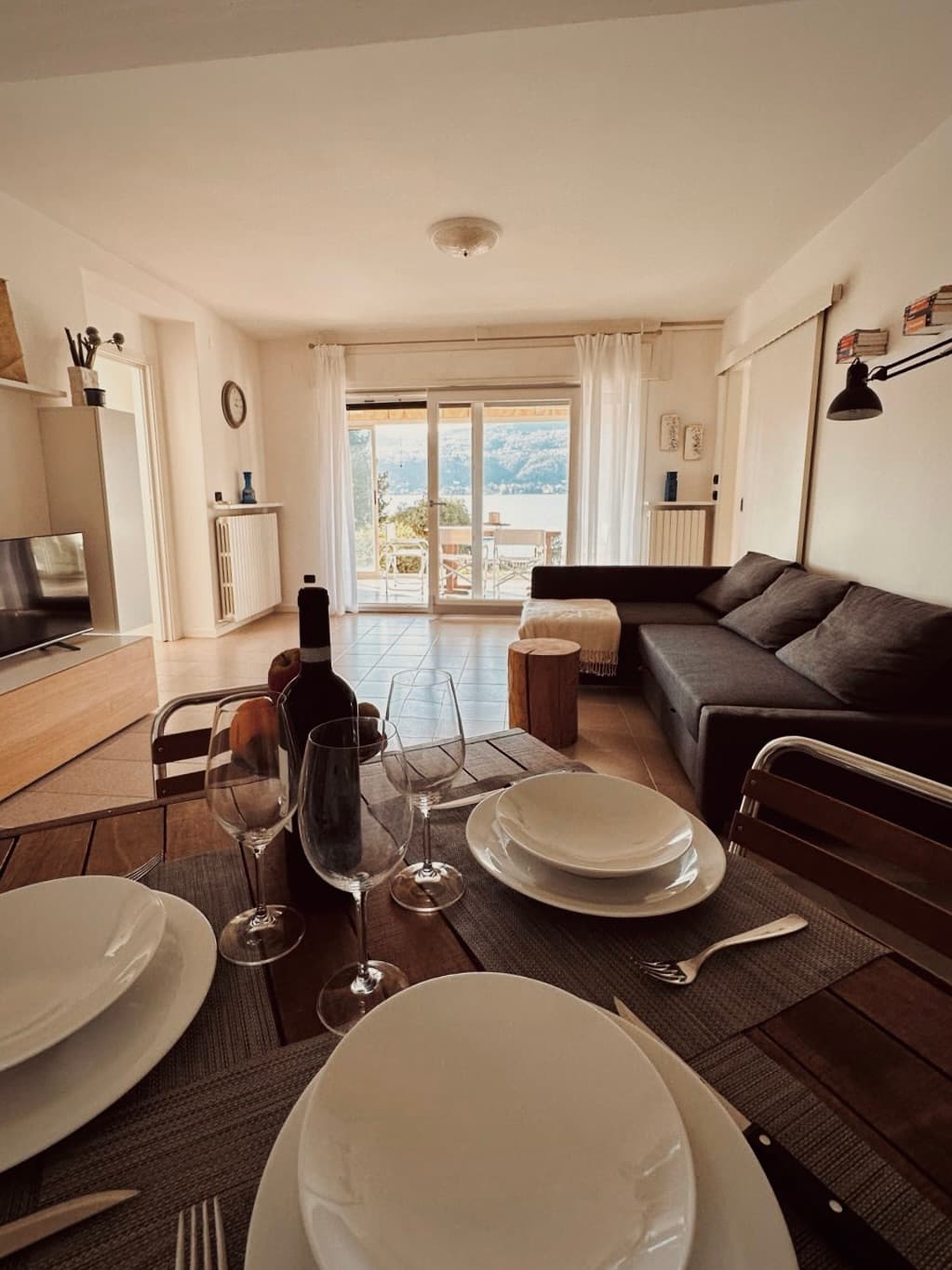 The dining and living area looking toward the veranda and lake